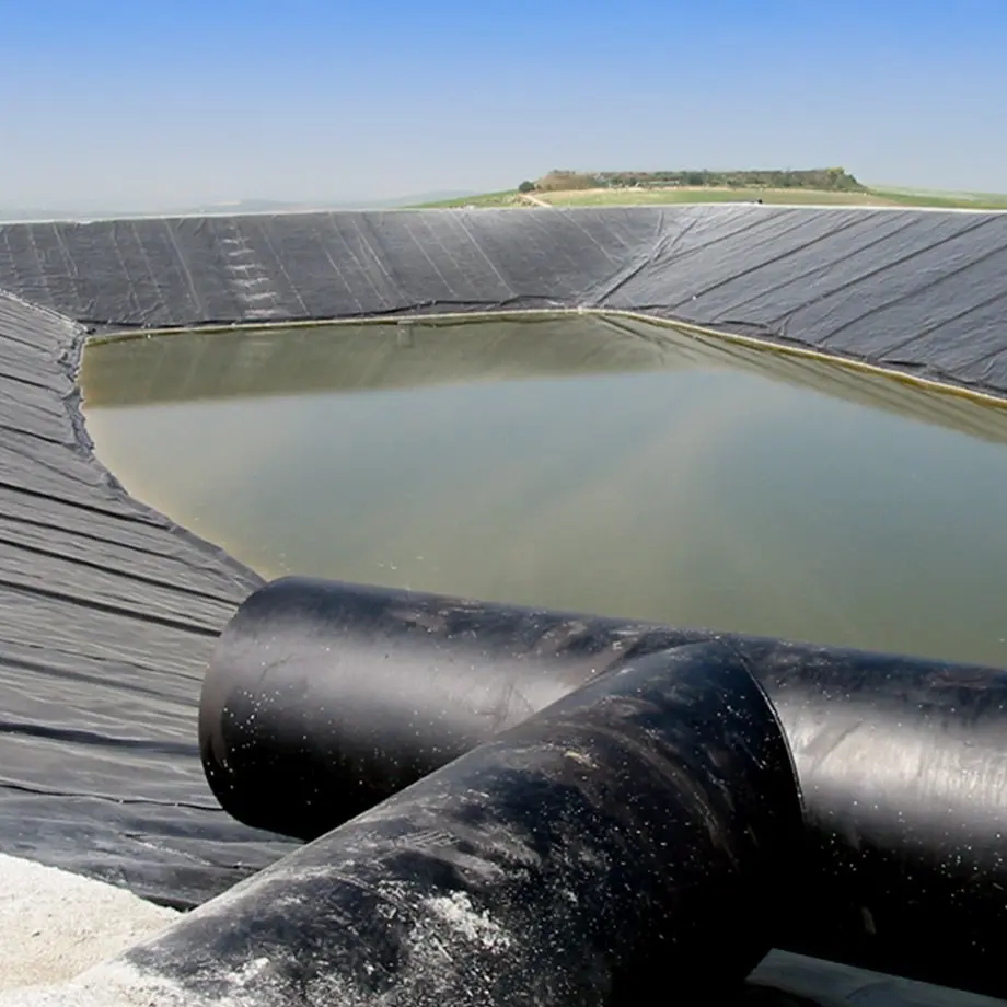 لایههای ژئوممبران HDPE در حال استفاده برای آببندی مخزن بزرگ