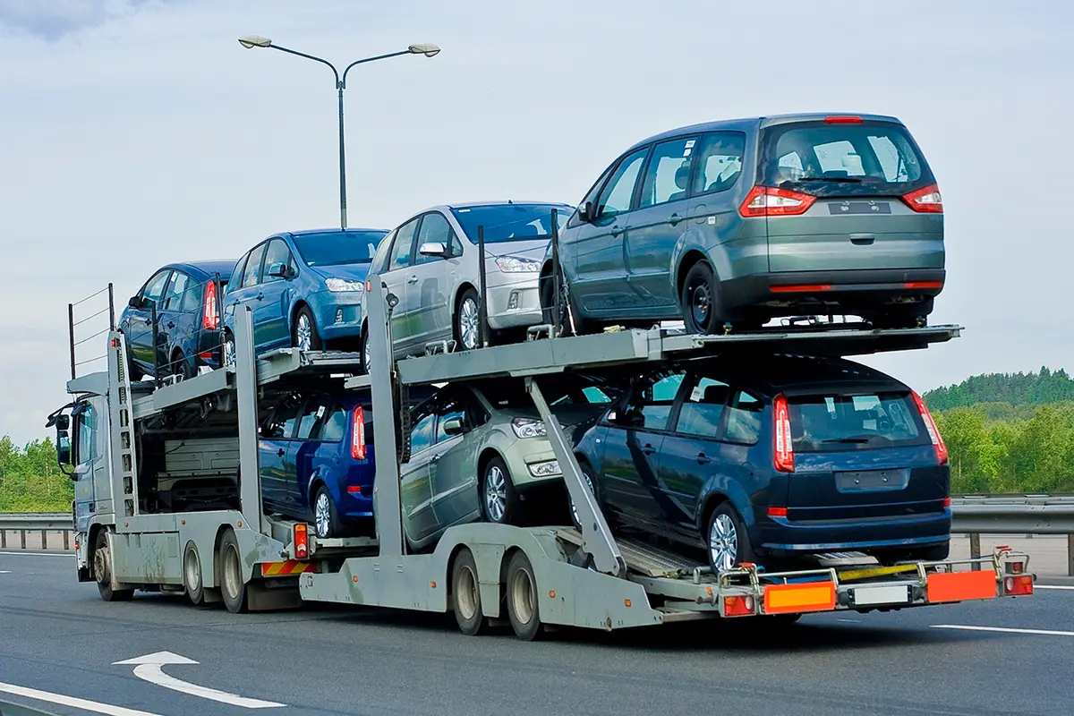 یک نمایشگاه خودروهای وارداتی با مدلهای مختلف