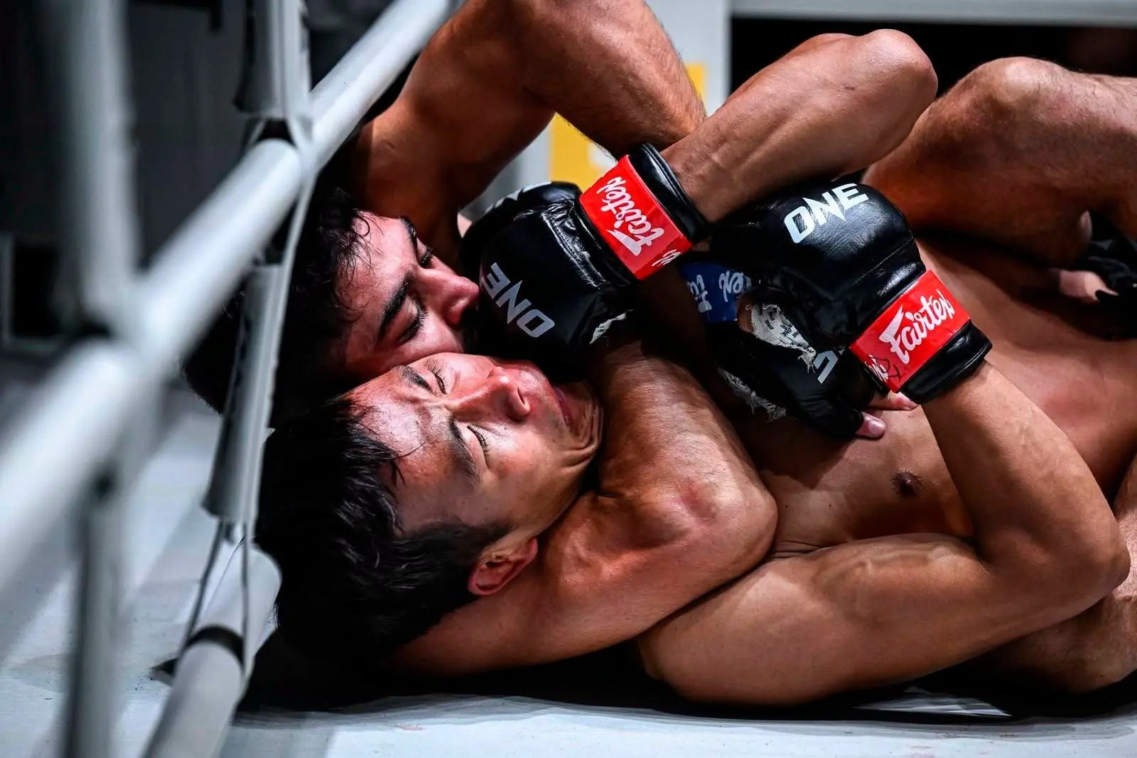 دو ورزشکار MMA در حال آماده شدن برای مبارزه