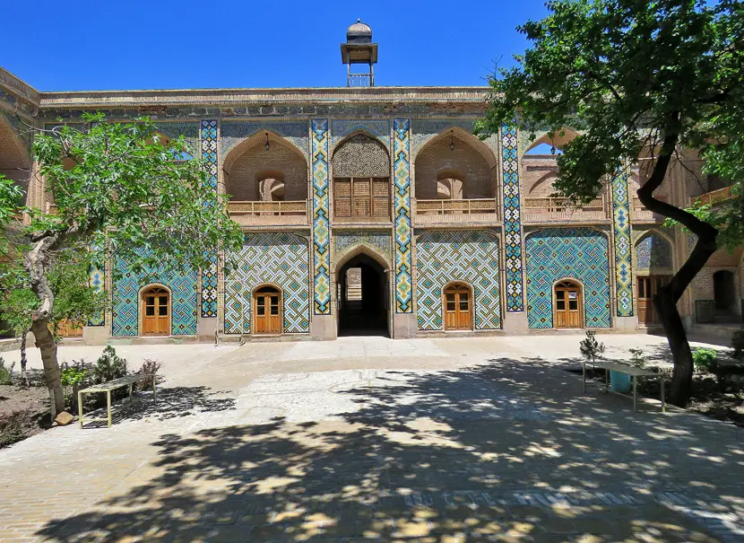 بازار سنتی آلودگه قزوین با معماری سنتی و فروشگاههای قدیمی