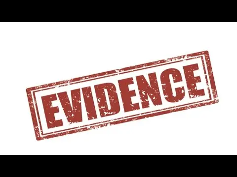یک فرد در حال مطالعه و بررسی اطلاعات پزشکی با چشمانی که نشاندهنده تمرکز و دقت است