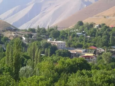 آبشار سرسبز چالوس با آبهای شفاف و محیطی طبیعی