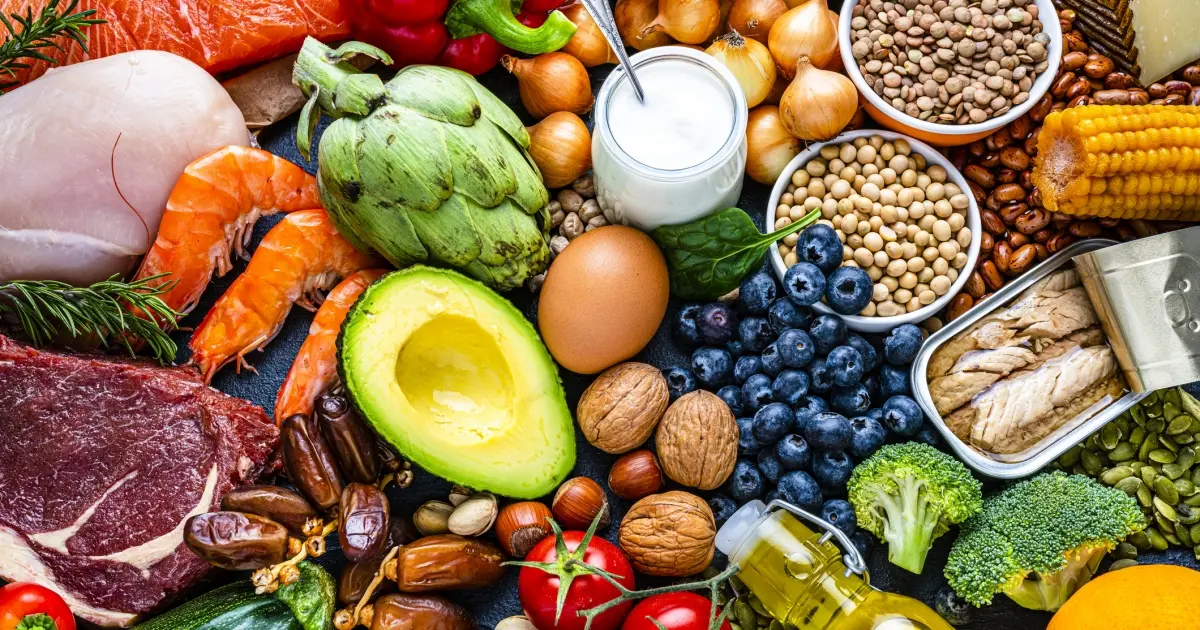 یک فرد در حال تهیه غذا در آشپزخانه با مواد تازه