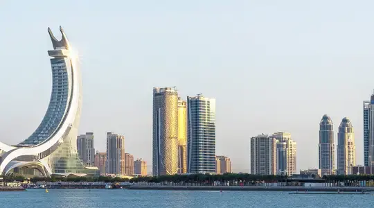 منظره مدرن دوحه با آسمانخراشها و ساحل خلیج فارس