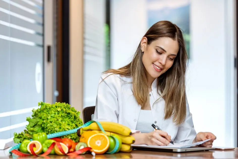 یک فرد در حال بررسی برنامه غذایی و تمرینات با متخصص تغذیه و مربی ورزشی