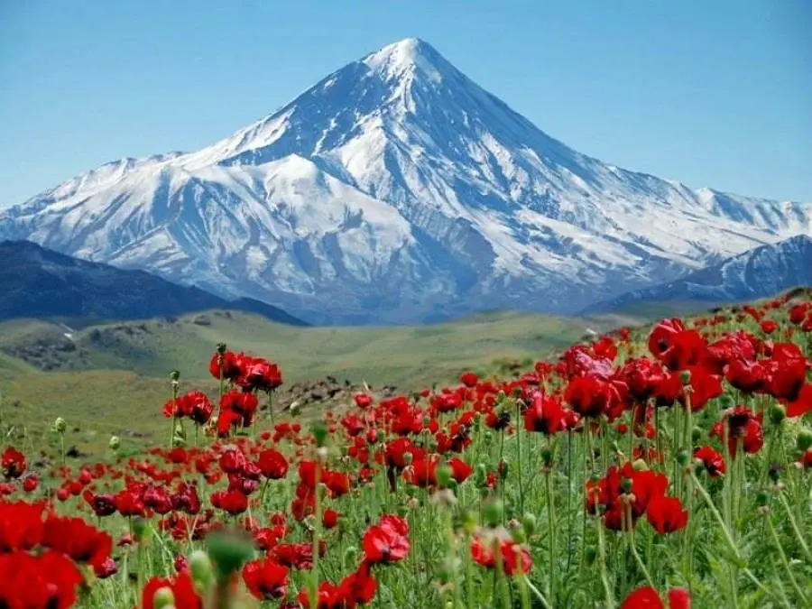 منظره روستای پولادشهر و شروع مسیر صعود به دماوند