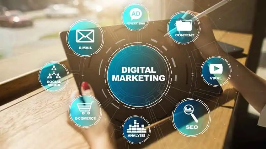 یک فرد در حال بررسی استراتژی دیجیتال مارکتینگ روی لپ‌تاپ با نمودارهای بازاریابی