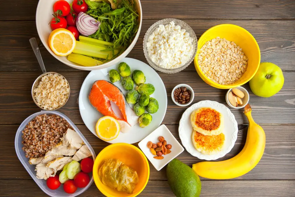 نمونهای از یک رژیم غذایی متوازن شامل غذاهای مختلف و سالم