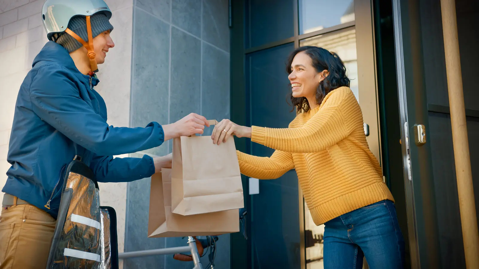 Quick Commerce چیست و چرا سرعت تحویل به مزیت رقابتی تبدیل شده است؛ نکات مهم و کاربردی
