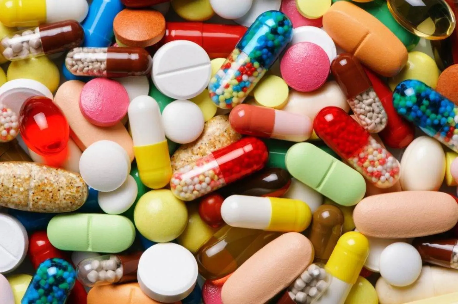 کارتون یک داروخانه با داروهای مختلف و یک شخص در حال خرید دارو