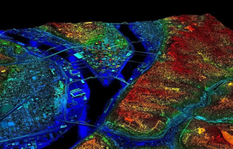 یک نقشه سهبعدی ایجاد شده توسط سیستم LiDAR در یک محیط شهری که ساختمانها، درختان و خودروها را با دقت نشان میدهد