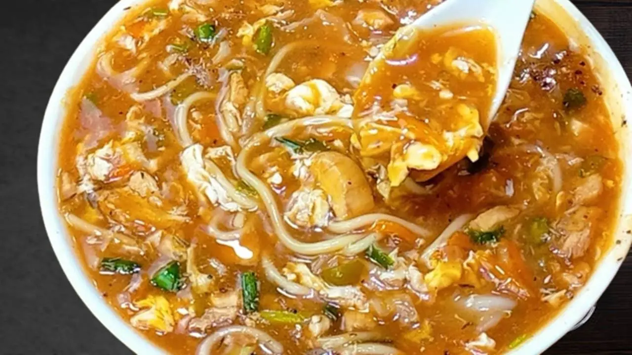 سوپ مرغ با سبزیجات و مرغ پخته شده