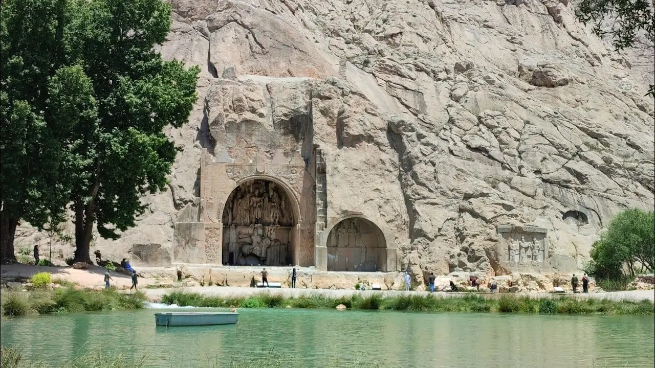 منظره تاریخی بیستون و کتیبههای حکاکی شده
