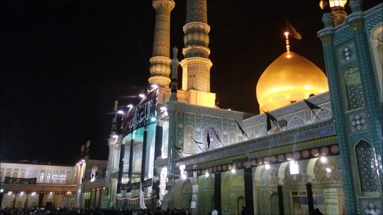 معماری زیبا و تاریخی مسجد جامع قم با گنبدهای بلند و تزیینات اسلامی