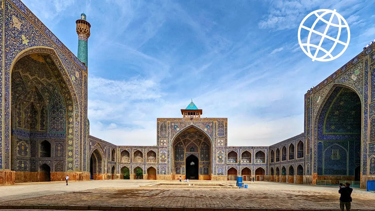 منظره دشت نمک اصفهان با آب و هوای بیابانی