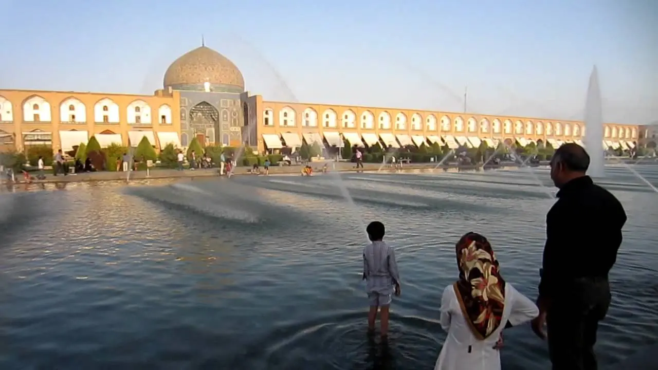 نماهای معماری میدان نقش جهان با ایوانهای بلند و کاشیکاریهای زیبا