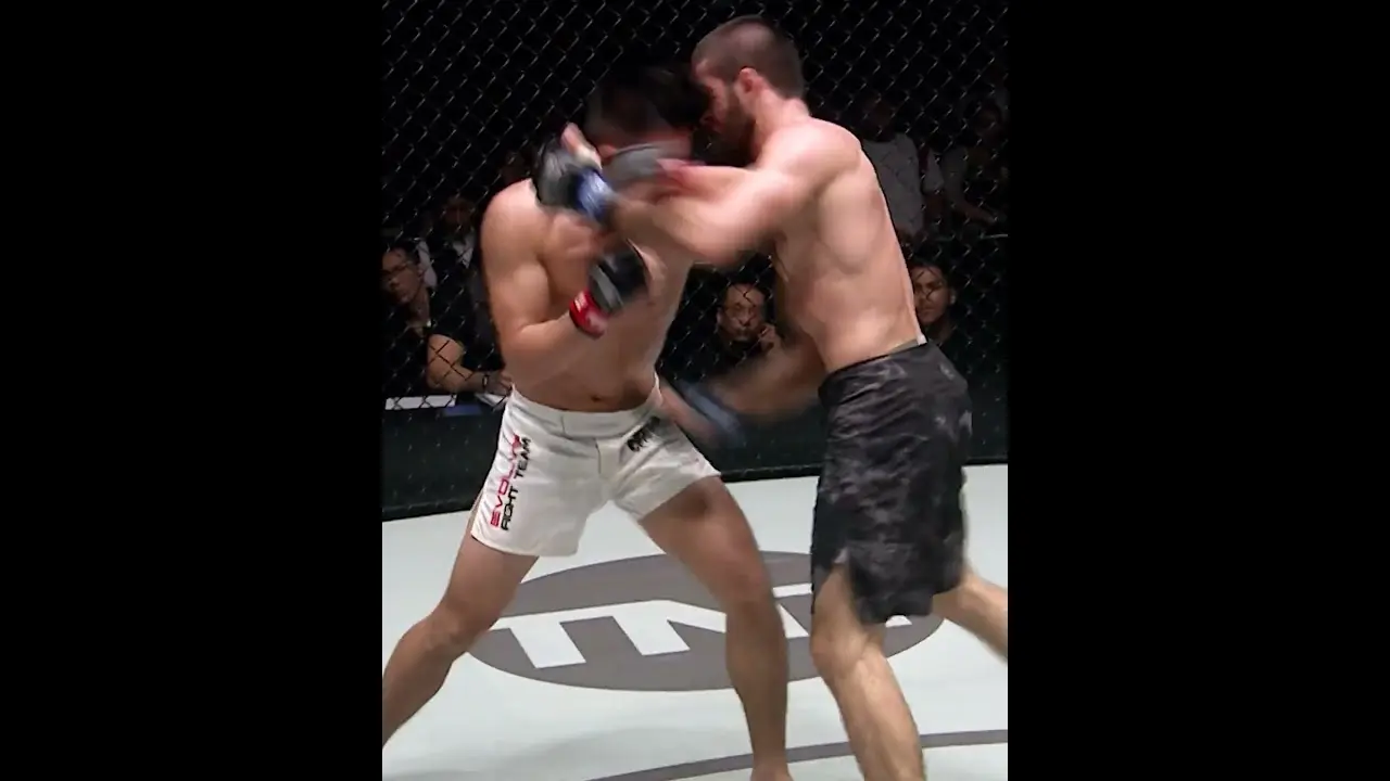 مربی و ورزشکار MMA در حال تمرین