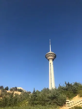 نماهای معماری برج میلاد با طراحی مدرن و جزئیات ساختاری