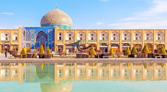 میدان نقش جهان در شب با نورپردازی زیبا و منظرهای آرام