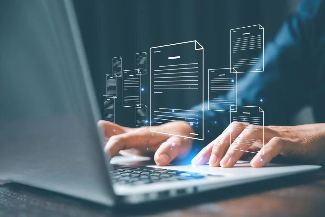 یک تیم فنی در حال کار با سیستم مدیریت اسناد الکترونیکی در محیط کاری