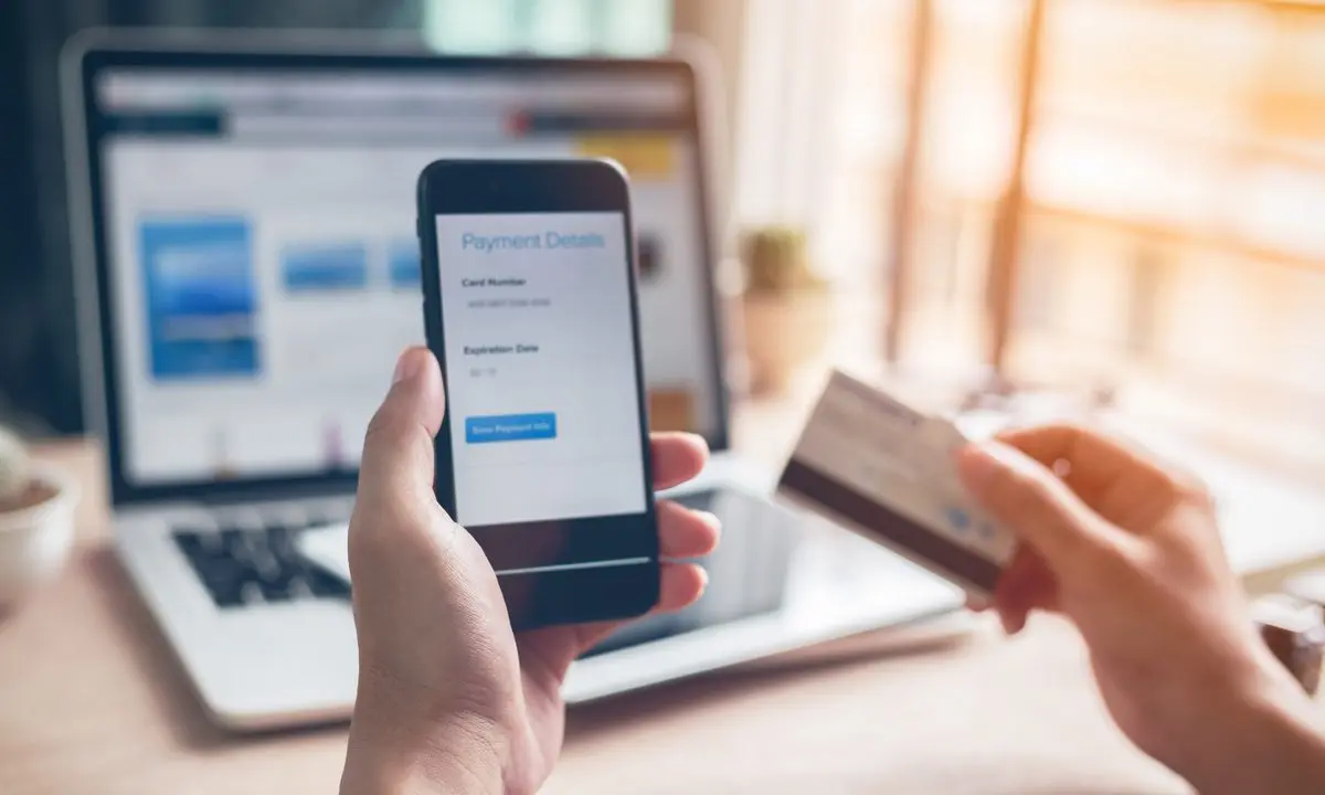 یک کاربر در حال خرید از یک فروشگاه اینترنتی با لپ‌تاپ