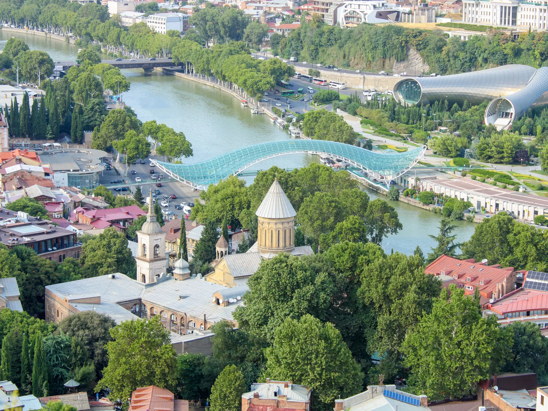 منظره کوهستانی اطراف تفلیس با آسمان صاف و نور طبیعی