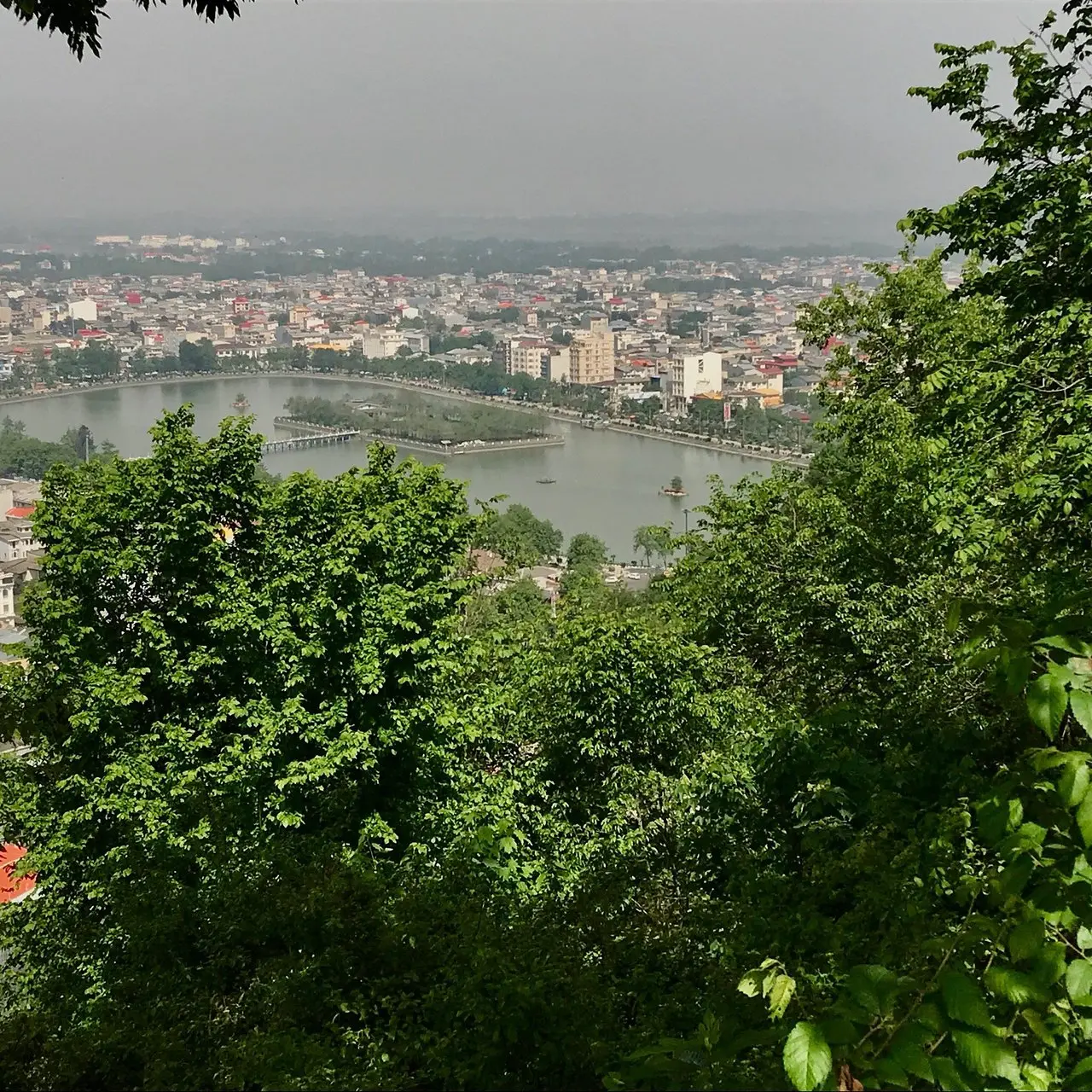 منظرهای از روستاهای سنتی لاهیجان با خانههای چوبی و طبیعت بکر