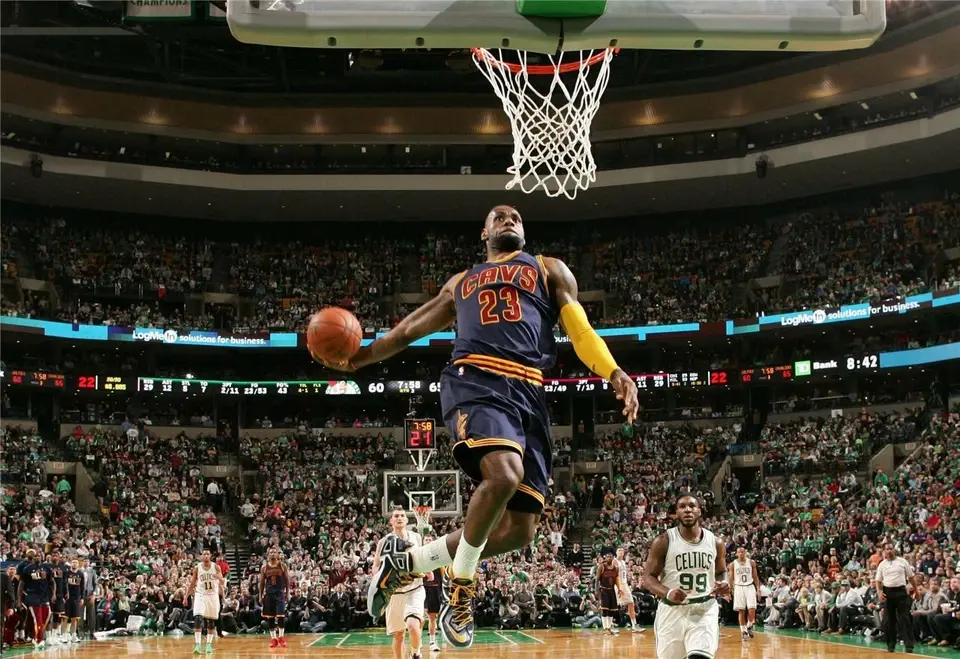 یک بازیکن NBA در حال شرکت در جلسه استراتژیک تیمی