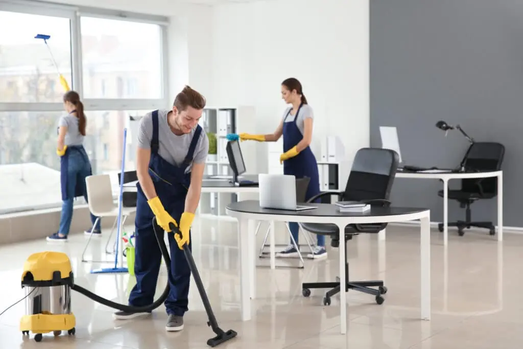 استفاده از جاروبرقی برای پاکسازی زیر وسایل و فضاهای کمفروغ