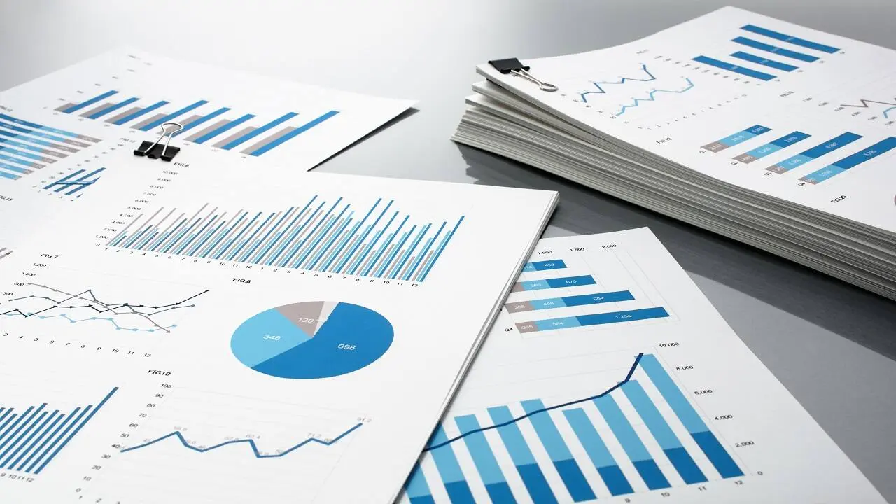 یک تیم مدیریت در حال بررسی دادهها و گزارشهای تولیدشده توسط هوش مصنوعی