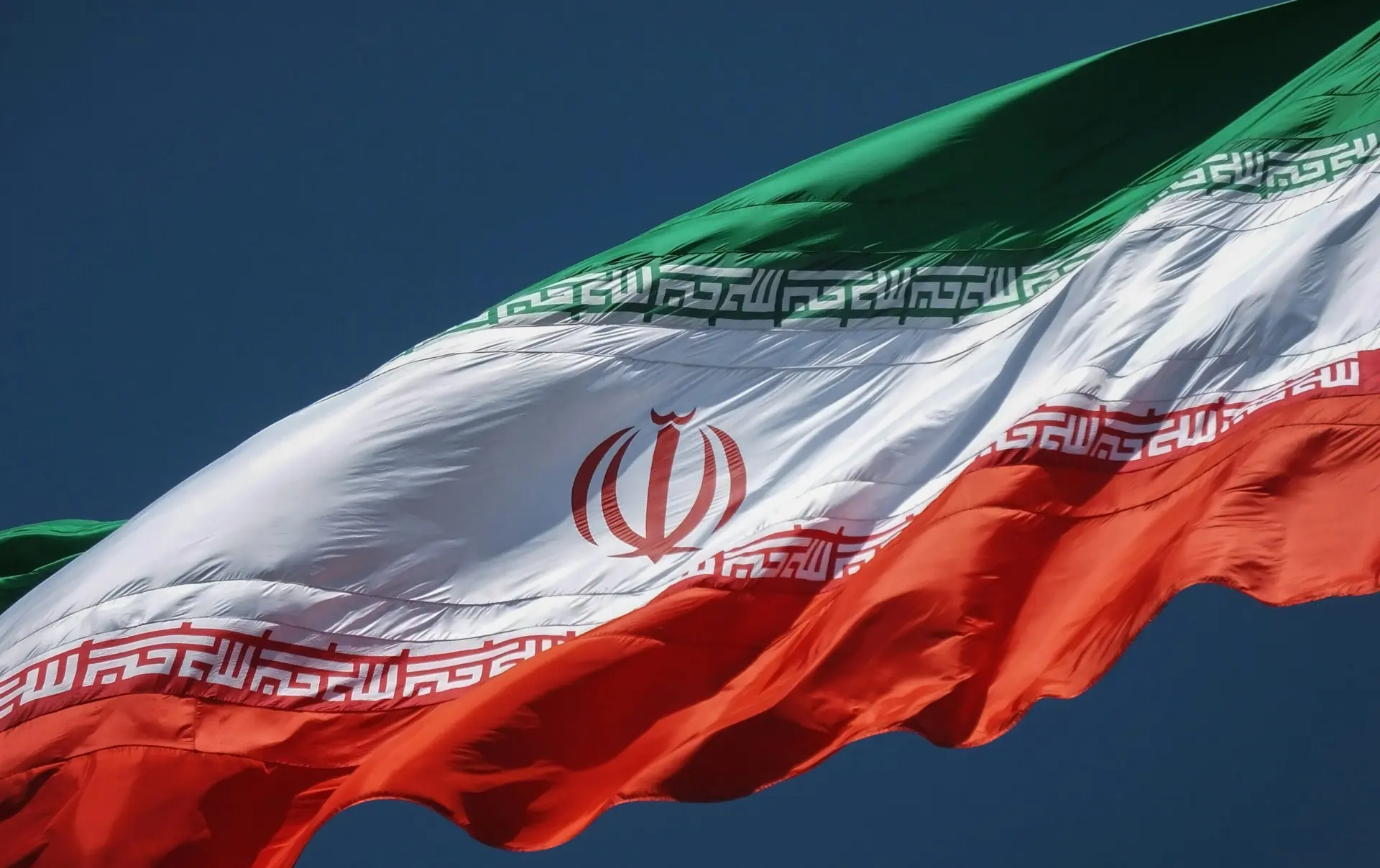ساحل آرامشبخش با آبهای صاف و شنهای سفید در یکی از مناطق دورافتاده ایران