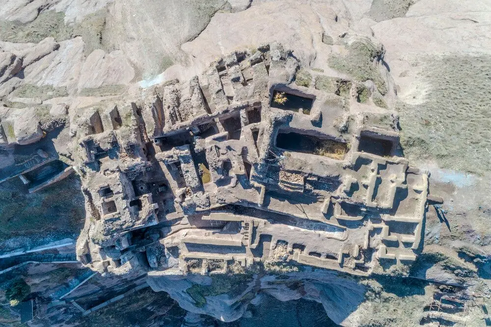 نمایی از تزیینات گچبری و کاشیکاری کاخ عالیقاپو که نشاندهنده هنر دوران صفوی است