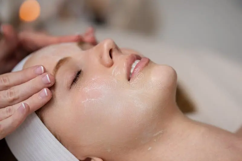 یک متخصص زیبایی در حال انجام فیشیال با استفاده از دستگاههای پیشرفته در سالن زیبایی
