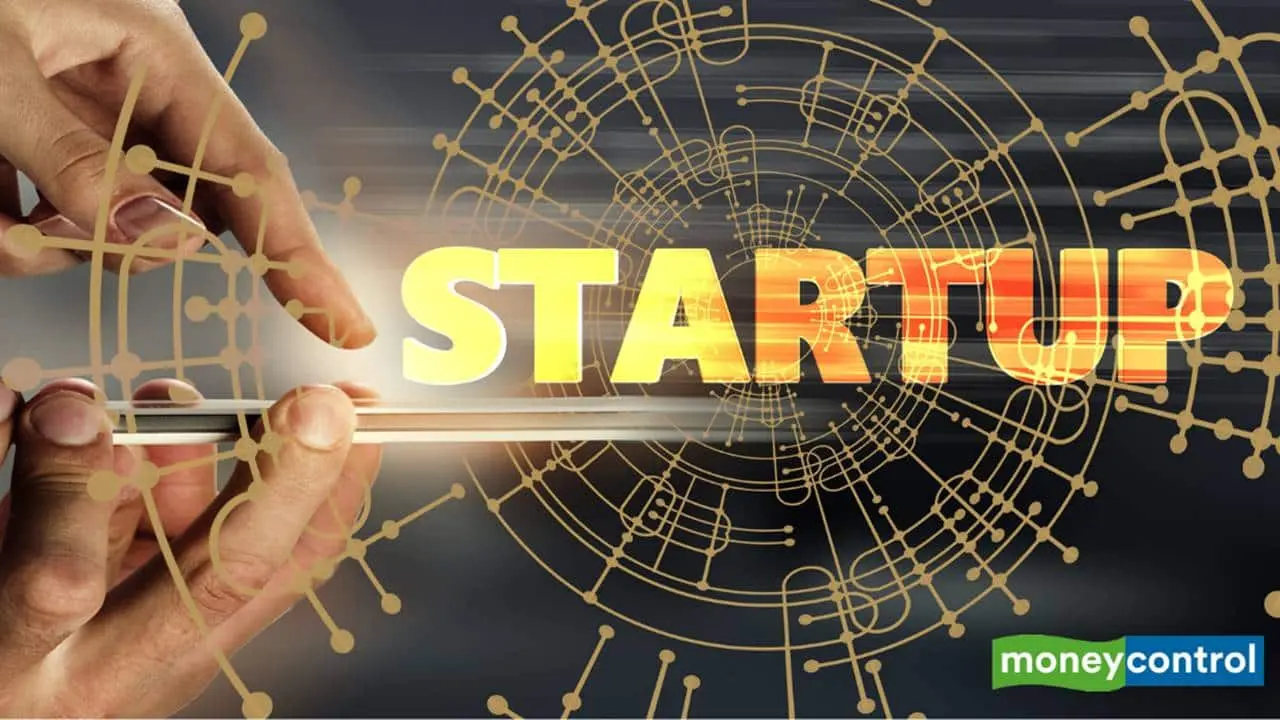 یک کارآفرین در حال بررسی نمودارهای رشد و توسعه استارتاپ