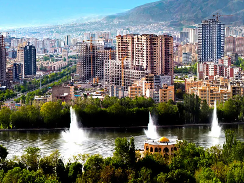 بازار سنتی تبریز با فرشها و محصولات محلی