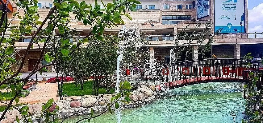 منظره دشت‌های سبز و کوه‌های دور بابلسر با آسمان آبی