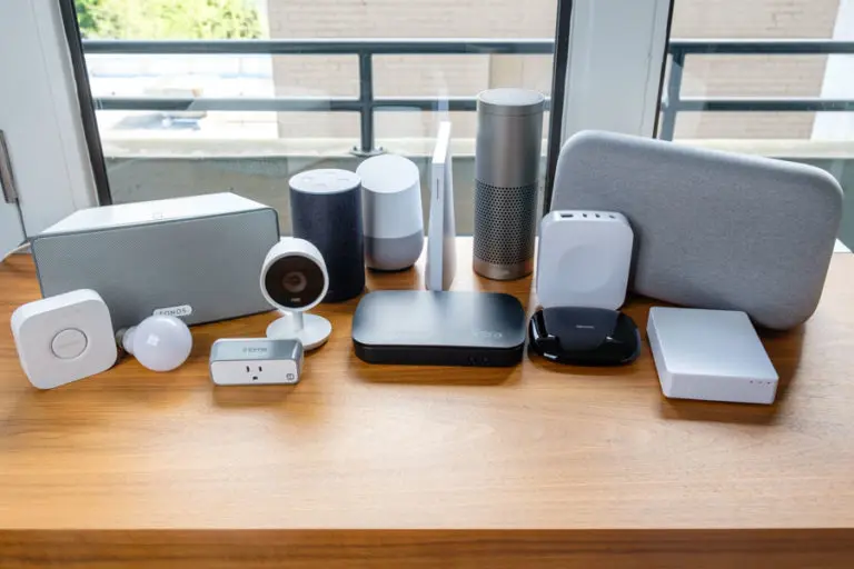یک هاب هوشمند که می‌تواند هم Z-Wave و هم Zigbee را پشتیبانی کند و امکان ارتباط بین دستگاه‌های مختلف را فراهم می‌آورد