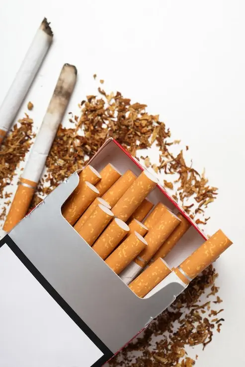 پاکت سیگار روی زمینه روشن