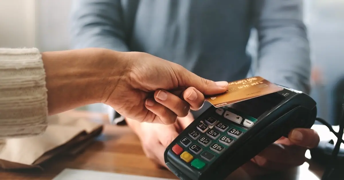 کارت ویزا با فناوری NFC که امکان پرداخت بدون تماس را فراهم می‌کند