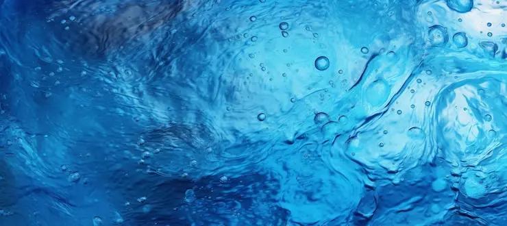 روزانه چقدر آب بنوشیم؛ راهنمای کامل و کاربردی