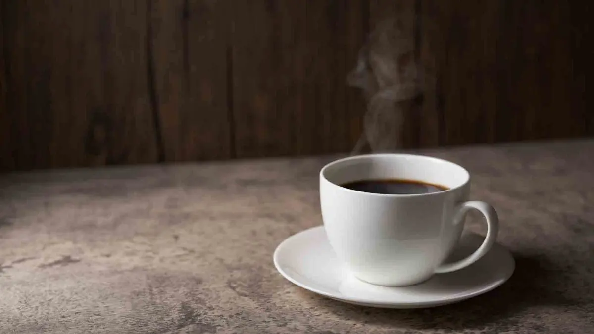 فنجان قهوه داغ با بخار بر فراز آن