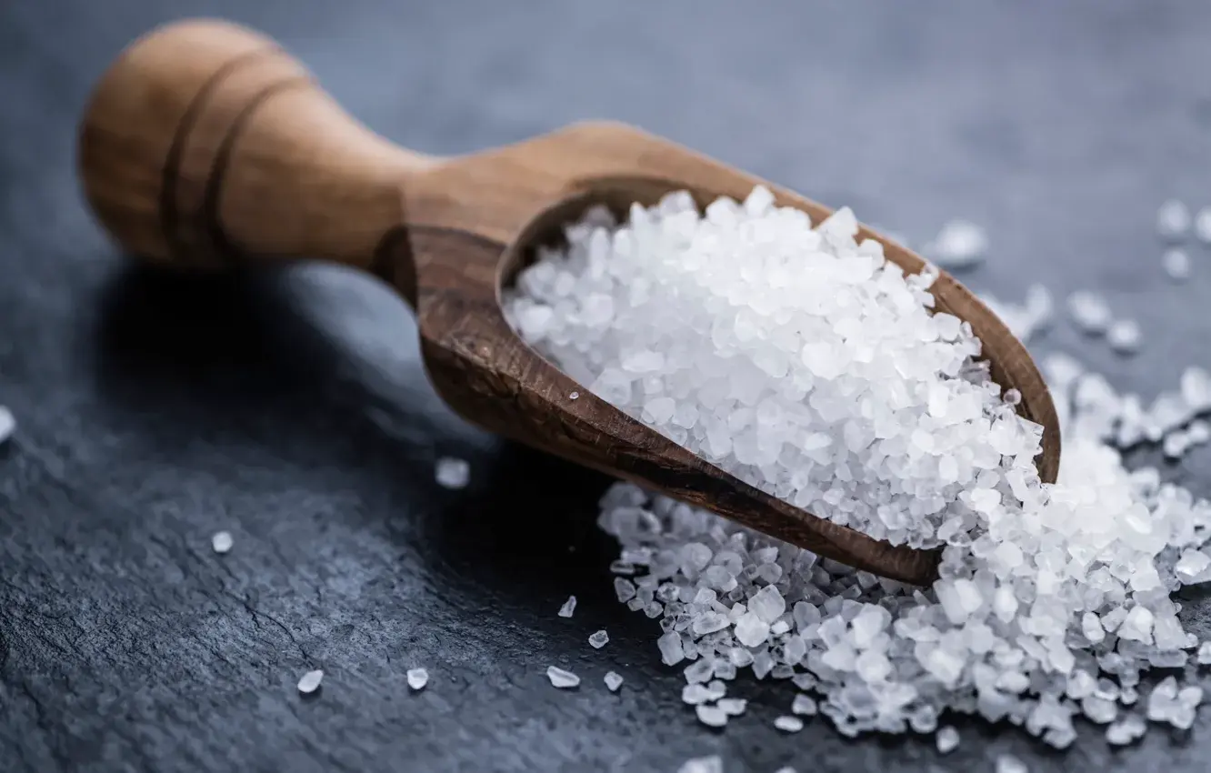 استفاده از قاشق چوبی برای اندازهگیری دقیق نمک