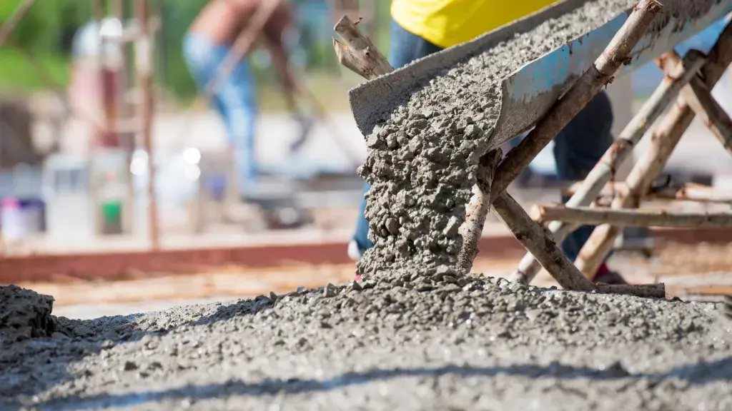 نمونه‌ای از بتن پلیمری با سطح صاف و بدون ترک، نشان‌دهنده مقاومت و دوام آن در برابر عوامل محیطی